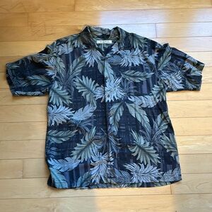 Men’s Tommy Bahama silk short sleeve button up shirt. Black/gray/green. Size L.
